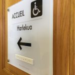 PLAQUE PMMA AVEC IN + BRAILLE - MAIRIE DE MOUGUERRE 8 YES SIGN