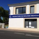 YES SIGN PANNEAU DIBOND + RAMPE LUMINEUSE - LABORATOIRE EXALAB BORDEAUX
