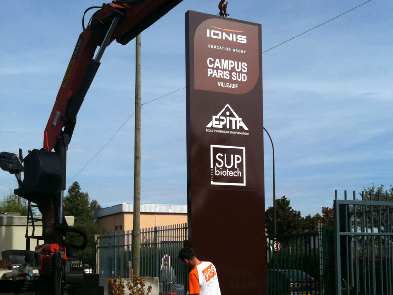 YES SIGN pose totem IONIS campus PARIS SUD