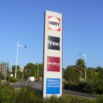 YES SIGN TOTEM RETAIL PARK BAYONNE