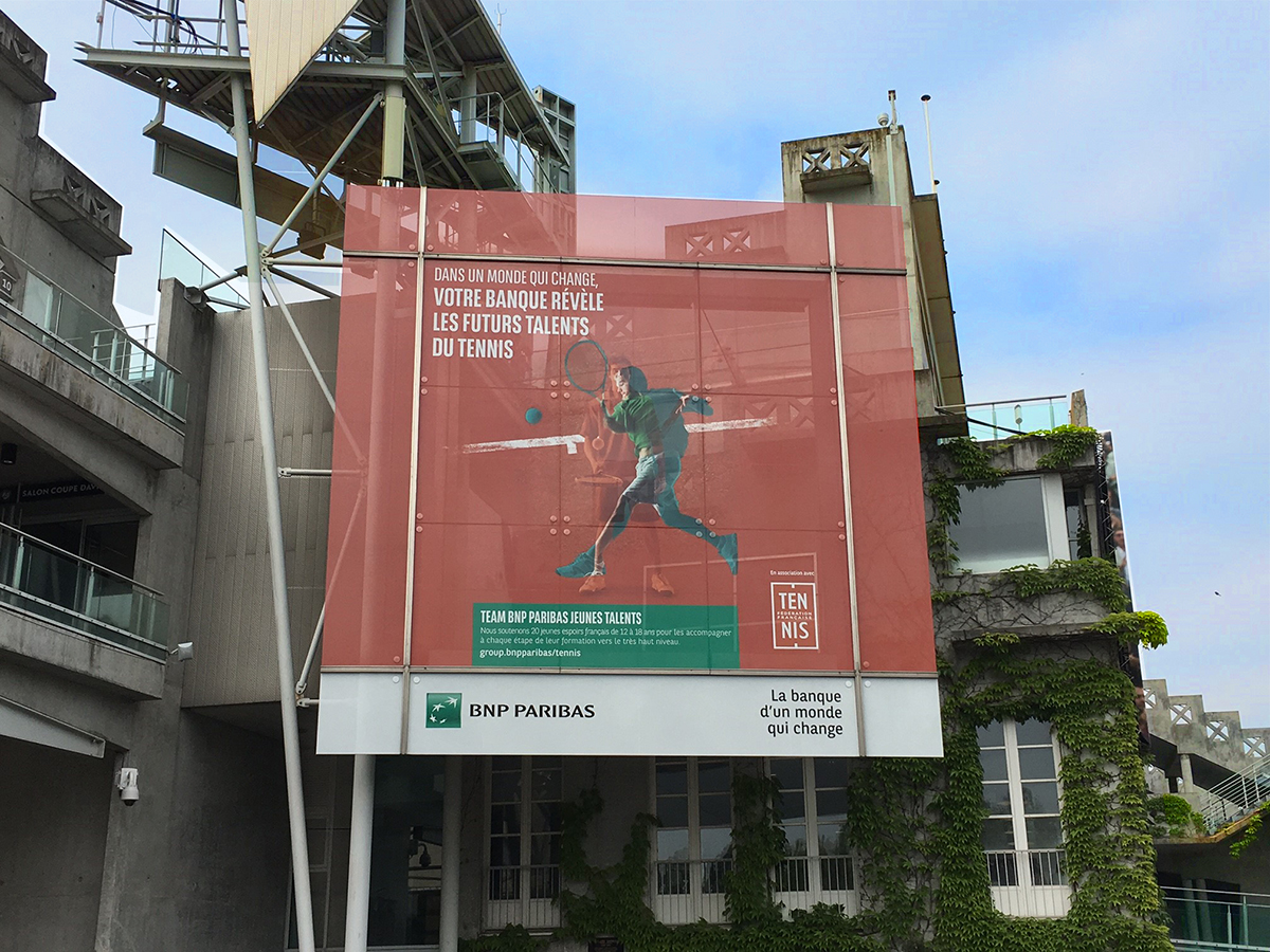 IMPRESSION NUMERIQUE SUR FILM ADHESIF MICRO PERFORE BNP ROLAND GARROS YES SIGN